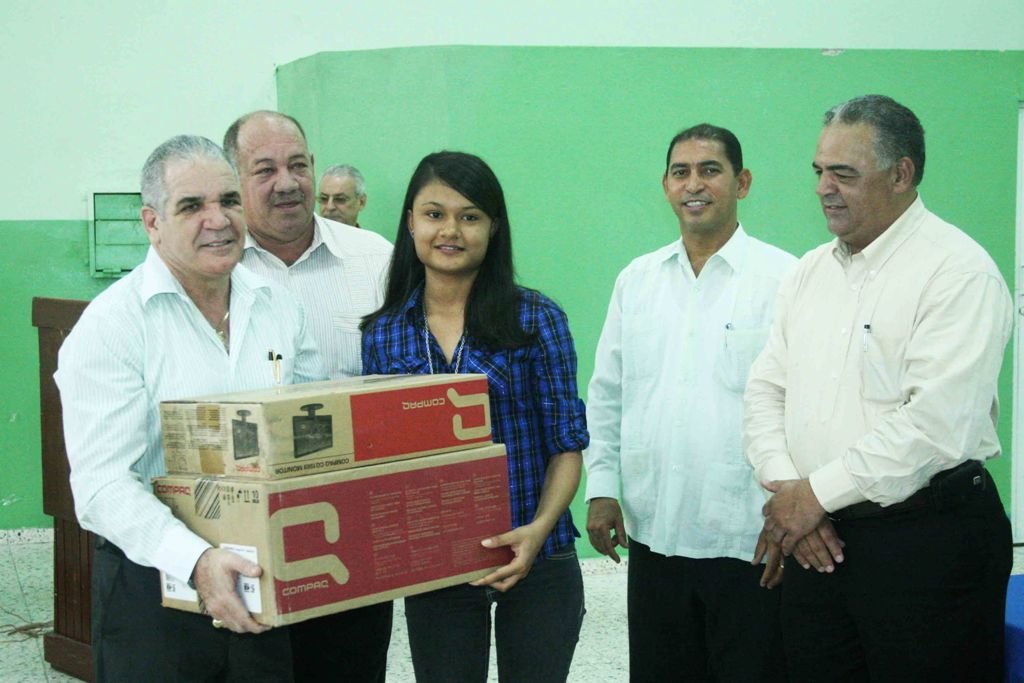 Marlene Fajardo Pérez recibe su computadora